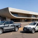 Escola pública em Brasília com viaturas da Polícia Militar do DF estacionadas na frente.