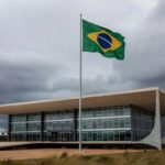 Edifício da CLDF em Brasília com céu nublado, representando concessão de cidadania honorária a Rodrigo Badaró em meio a crises urgentes.