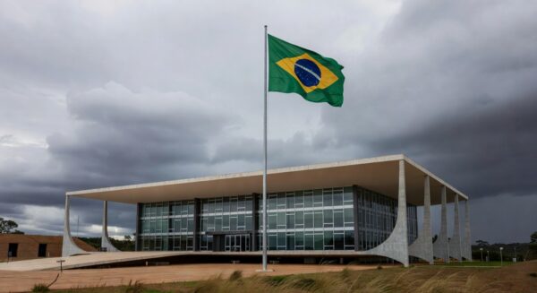 Edifício da CLDF em Brasília com céu nublado, representando concessão de cidadania honorária a Rodrigo Badaró em meio a crises urgentes.