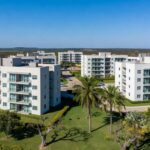 Conjunto de apartamentos novos no Itapoã Parque, DF, representando entrega de moradias para famílias.