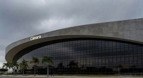 Edifício do Tribunal Superior do Trabalho em Brasília sob céu nublado, representando críticas ao Judiciário.