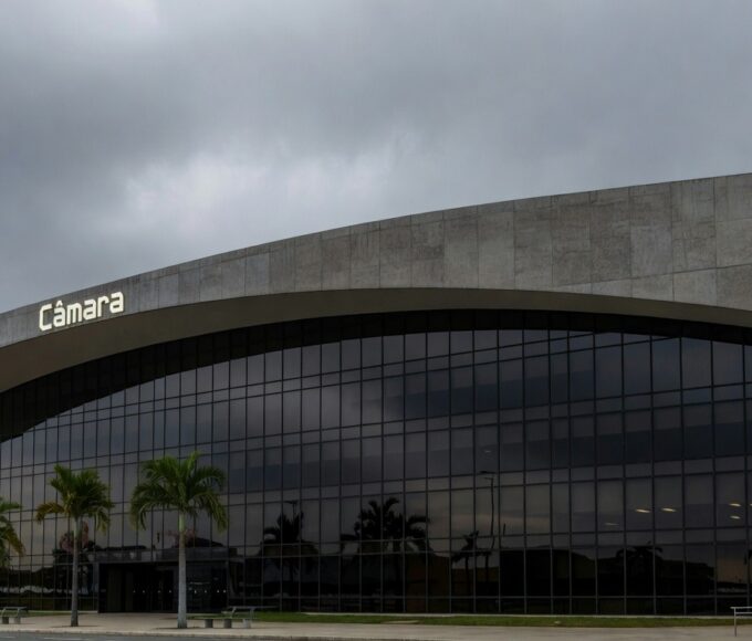Edifício do Tribunal Superior do Trabalho em Brasília sob céu nublado, representando críticas ao Judiciário.