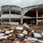 Escola pública deteriorada em Brasília, representando crise educacional no DF durante abertura de inscrições para Prêmio Paulo Freire pela CLDF.