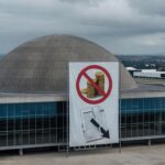 Templo religioso em Brasília com arquitetura icônica ao fundo, representando isenção de taxa e crise orçamentária no DF.