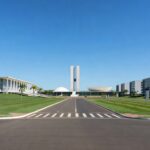 Rua tranquila em Brasília com arquitetura do Distrito Federal, simbolizando baixa taxa de homicídios.