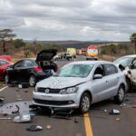 Acidente com quatro veículos na DF-150 em Sobradinho, deixando três feridos, com carros colididos na rodovia.