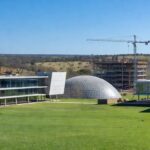 Campus universitário moderno em Brasília, representando crescimento em matrículas e investimentos educacionais.