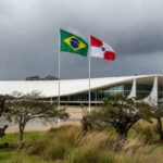 Edifício da Câmara Legislativa do DF em Brasília, sob céu nublado, em meio a crises urbanas.