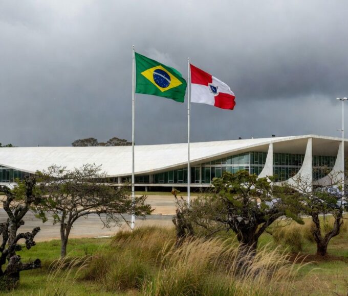 Edifício da Câmara Legislativa do DF em Brasília, sob céu nublado, em meio a crises urbanas.