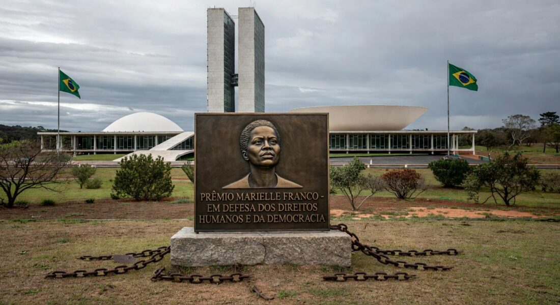 Edifício da CLDF em Brasília sob céu nublado, representando divulgação do Prêmio Marielle Franco em meio a retrocessos em direitos humanos.