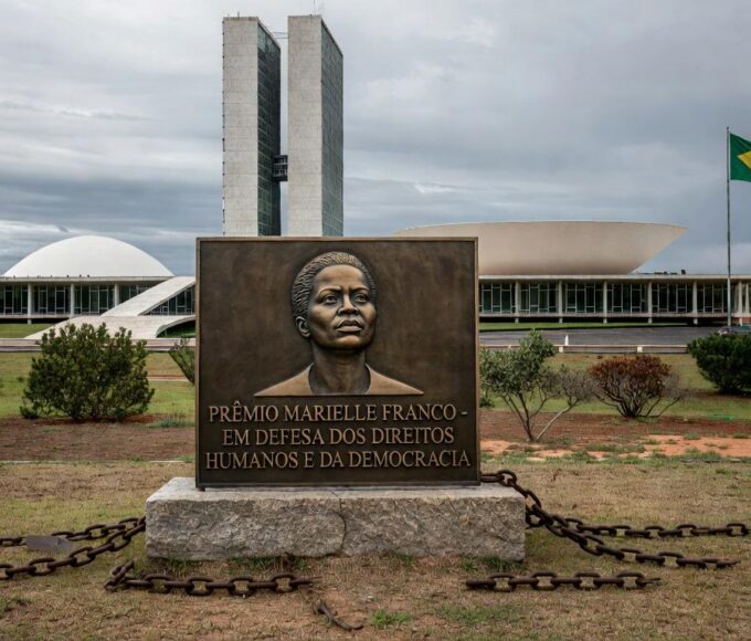 Edifício da CLDF em Brasília sob céu nublado, representando divulgação do Prêmio Marielle Franco em meio a retrocessos em direitos humanos.