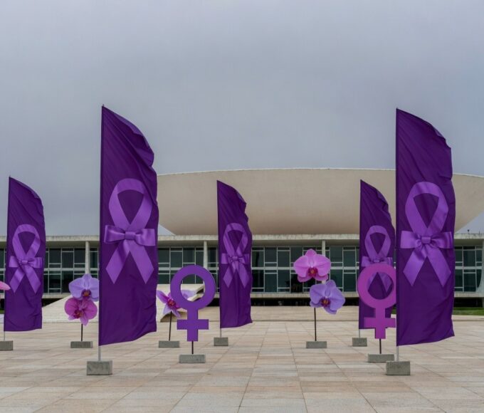 Edifício da CLDF em Brasília com símbolos da Semana da Mulher, destacando palestra simbólica e críticas à efetividade.