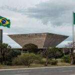Fachada da Câmara Legislativa do Distrito Federal em Brasília, representando críticas à Procuradoria da Mulher por ineficácia no combate à violência.