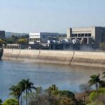 Vista da Usina Hidrelétrica do Paranoá em Brasília durante visita técnica do Instituto Brasília Ambiental.