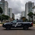 Viatura da PMDF em rua de Águas Claras, representando prisão de sargento por auxílio em caso de estupro.