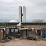 Imagem de contrastes urbanos em Brasília expondo falhas na proteção social no DF.