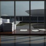 Imagem de rua em Brasília com esgoto transbordando, ilustrando falhas no saneamento da Caesb no DF.