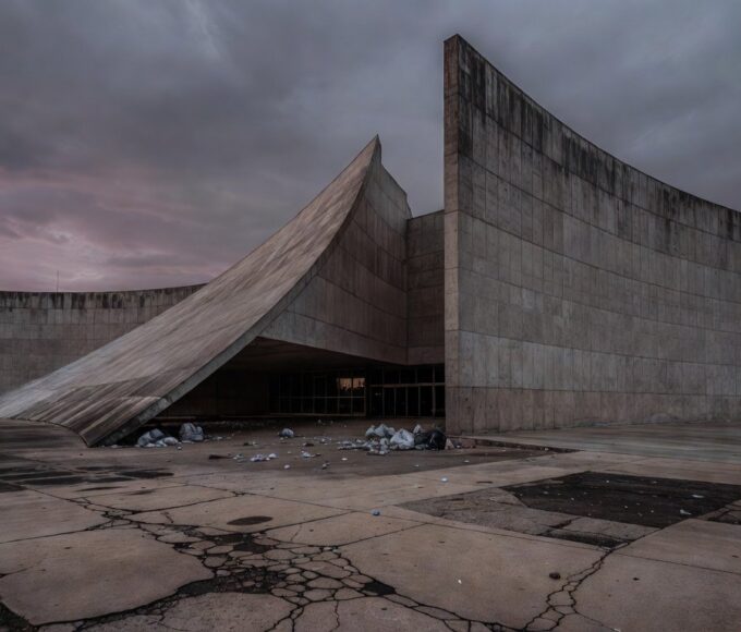 Edifício da CLDF em Brasília com documentos de seguros espalhados, representando homenagem polêmica e críticas por fraudes.