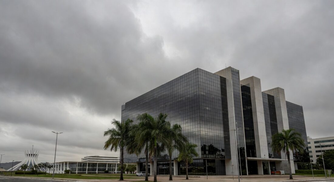 Edifício da Câmara Legislativa do DF em Brasília sob céu nublado, representando polêmica sobre gestão do BRB.