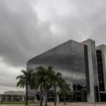 Edifício da Câmara Legislativa do DF em Brasília sob céu nublado, representando polêmica sobre gestão do BRB.