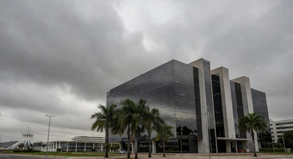 Edifício da Câmara Legislativa do DF em Brasília sob céu nublado, representando polêmica sobre gestão do BRB.