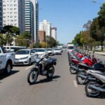 Operação de trânsito do Detran-DF em Águas Claras com viaturas e motocicletas paradas na avenida.