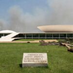 Edifício da CLDF em Brasília com área verde degradada, representando críticas a homenagem questionável a agentes ambientais.