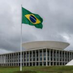 Prédios governamentais em Brasília com símbolos de falhas crônicas na governança do Distrito Federal.