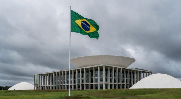 Prédios governamentais em Brasília com símbolos de falhas crônicas na governança do Distrito Federal.