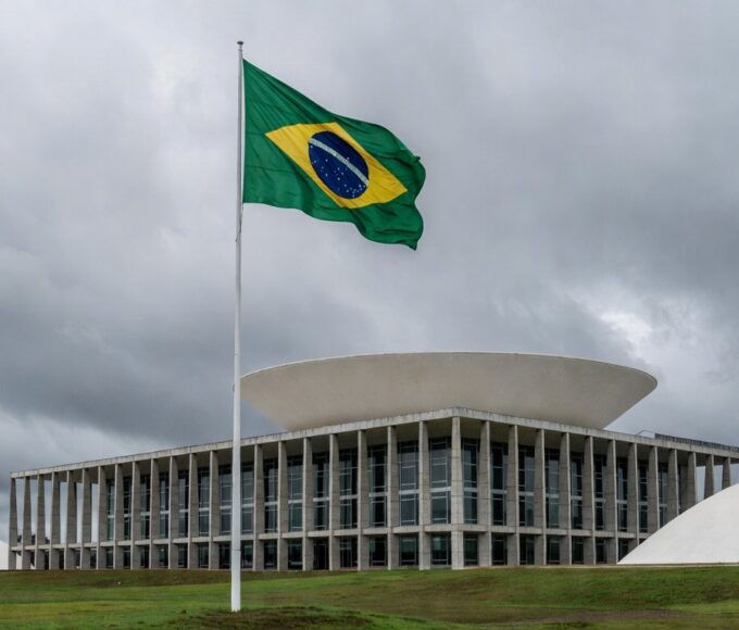 Prédios governamentais em Brasília com símbolos de falhas crônicas na governança do Distrito Federal.