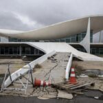 Fachada da CLDF em Brasília com decorações superficiais para o Dia da Síndrome de Down, em tom crítico de inclusão.