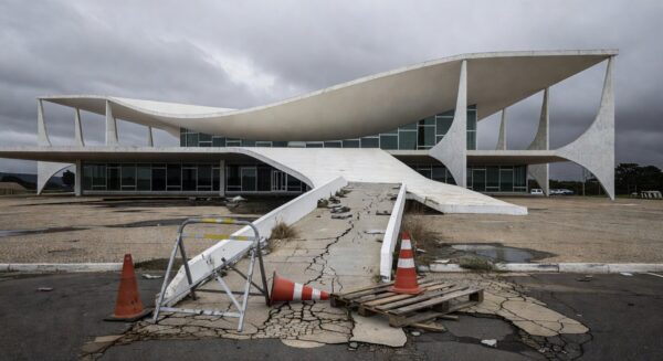 Fachada da CLDF em Brasília com decorações superficiais para o Dia da Síndrome de Down, em tom crítico de inclusão.