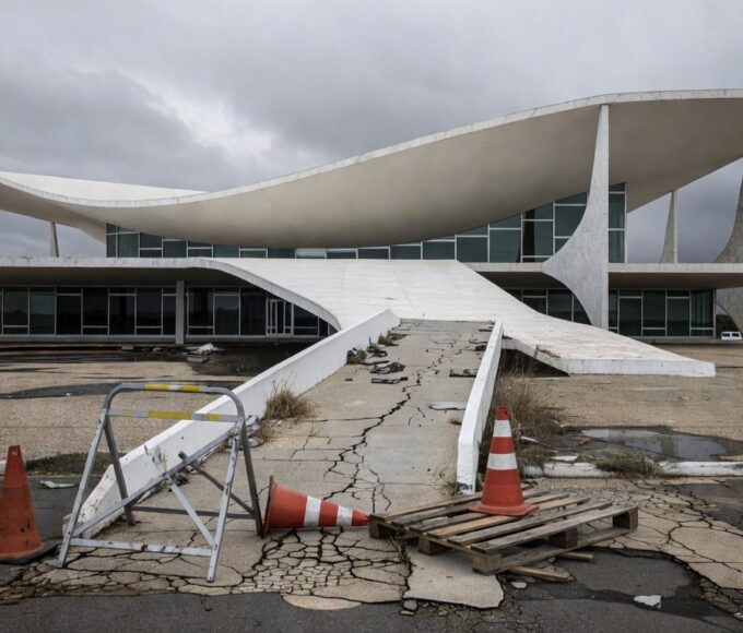 Fachada da CLDF em Brasília com decorações superficiais para o Dia da Síndrome de Down, em tom crítico de inclusão.