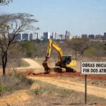 Máquinas de construção iniciando obras no Parque Ezechias Heringer, no Guará, após 30 anos de atrasos burocráticos.