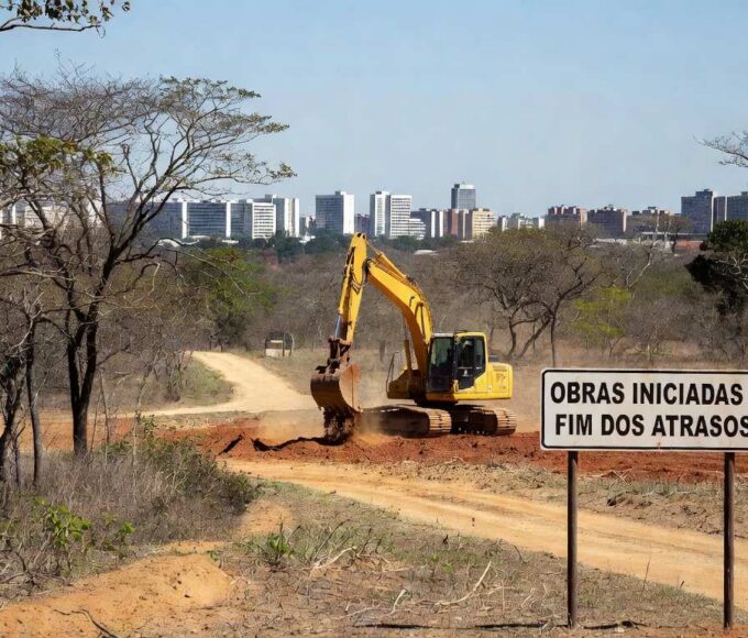 Máquinas de construção iniciando obras no Parque Ezechias Heringer, no Guará, após 30 anos de atrasos burocráticos.