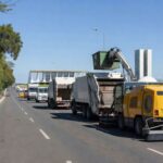 Equipamentos de zeladoria urbana em rua de Brasília, com ações de limpeza e manutenção pelo GDF e Novacap.