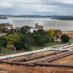 Obras de infraestrutura hídrica em Brasília com críticas por falhas no abastecimento de água.