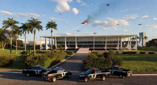 Viatura da PMDF em rua de Brasília com fragmentos de drones caídos, representando incidente de segurança.