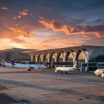 Vista do Aeroporto de Brasília com aviões e terminal, simbolizando leilão prioritário para novembro.
