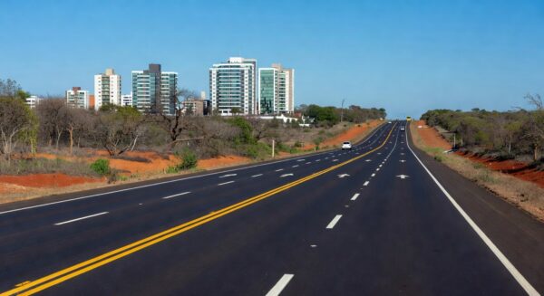 Nova via asfaltada em Arniqueira, Distrito Federal, com veículos transitando, beneficiando 50 mil motoristas.