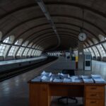 Mesa com documentos e memorando burocrático destacando falhas em aquisições do Metrô-DF em Brasília.