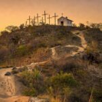 Um mês após a recuperação do filho, Tatiane Pacheco, 43, foi ao Morro da Capelinha para cumprir uma promessa (foto: Carlos Vieira ) - Carlos Vieira
