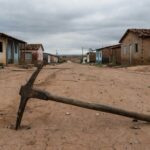 Casa isolada com fita policial em Águas Lindas de Goiás, cena de tragédia familiar.