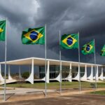 Palácio do Planalto em Brasília sob céu nublado, representando instabilidade e corrupção no governo do DF.