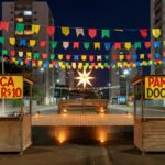 Festa junina em Águas Claras com bandeirinhas, barracas e palco, celebrando a 10ª edição do arraiá.