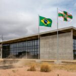 Fachada de tribunal em Planaltina, DF, simbolizando julgamento de chacina no Centro-Oeste.