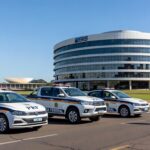 Viatura da Polícia Federal em frente ao Banco de Brasília, representando operação e prisão de ex-presidente.