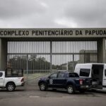 Viatura da Polícia Federal em frente ao presídio Papuda, em operação contra corrupção no BRB.