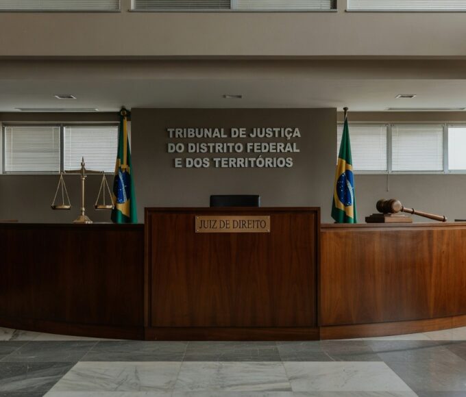 Sala de tribunal vazia no Distrito Federal, com símbolos de justiça representando julgamento de chacina em Planaltina.