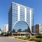 Fachada do Soho Plaza Hotel inaugurado em Águas Claras, Brasília, com arquitetura moderna e vegetação do cerrado.